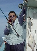 カレイを一荷で釣り上げた釣り人の写真画像