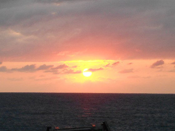 海に沈み行く夕日の写真。国道８号線より